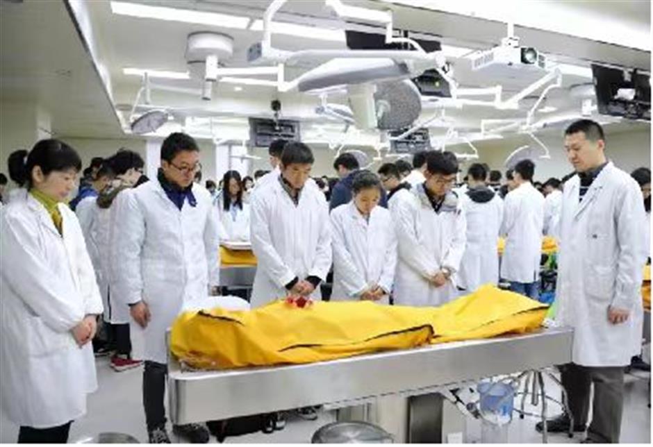 medical students express respects to 'silent teachers' for qingming festival