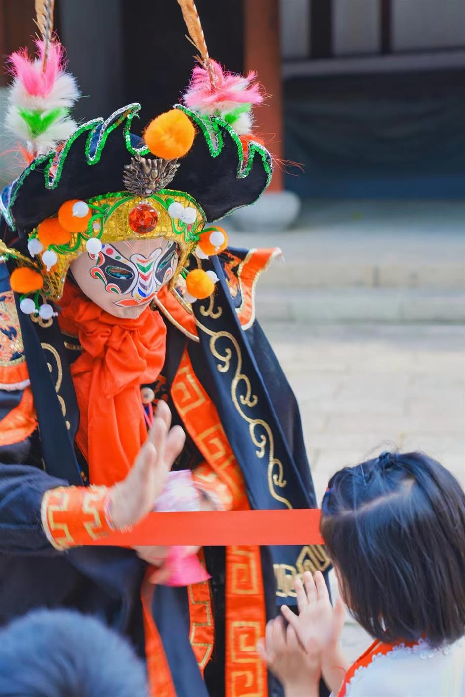 shanghai basks in glow of surging may day holiday tourism