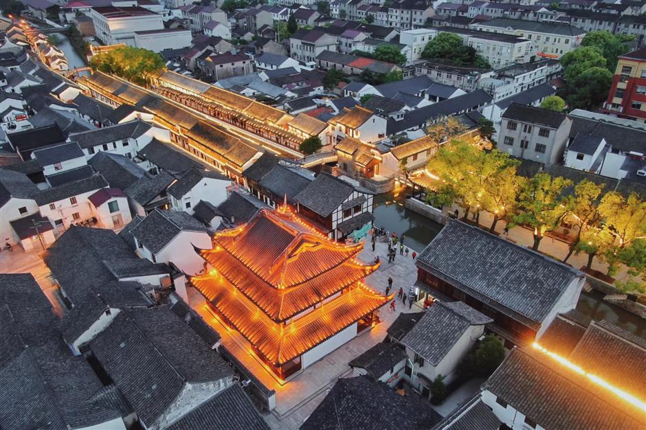 strong spring festival flavor on old streets of fengxian