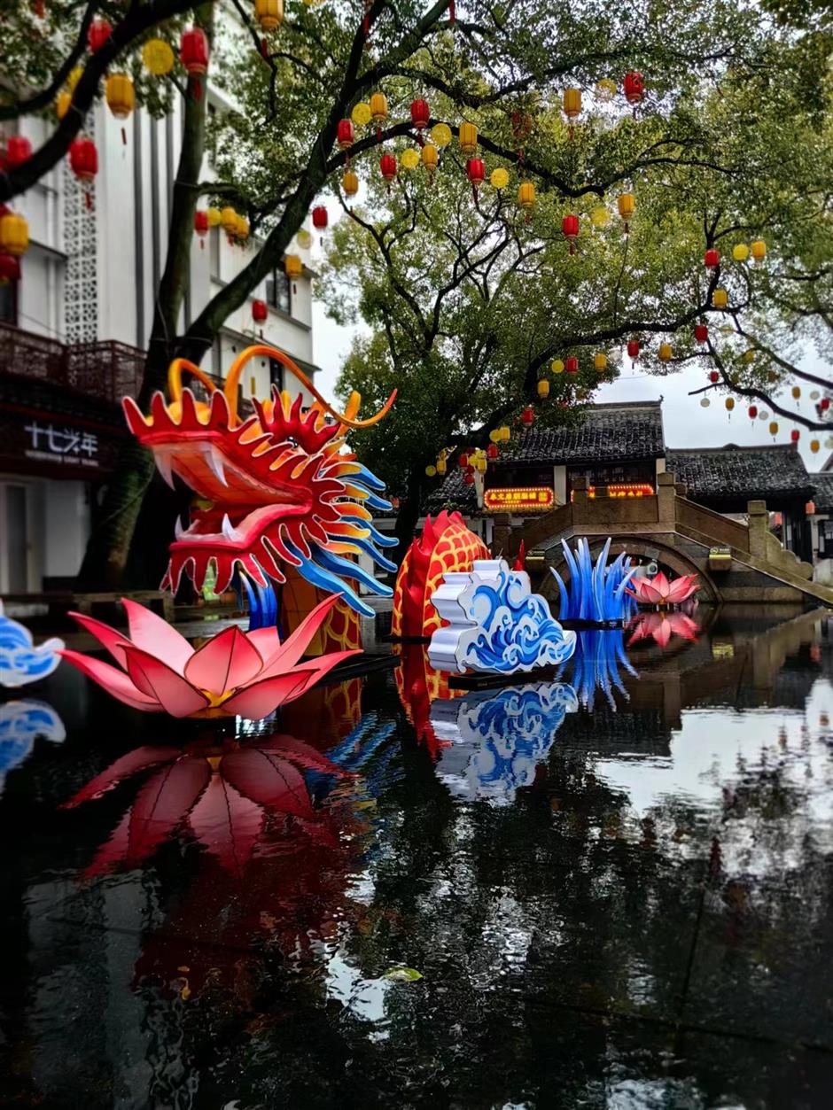 strong spring festival flavor on old streets of fengxian