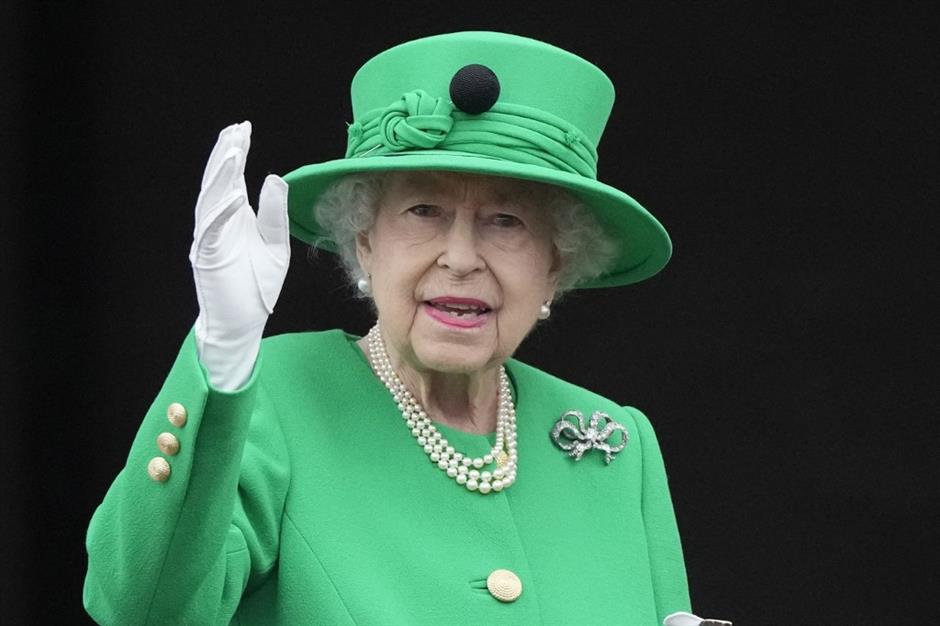 queen elizabeth ii vows to keep serving after 70-yr reign