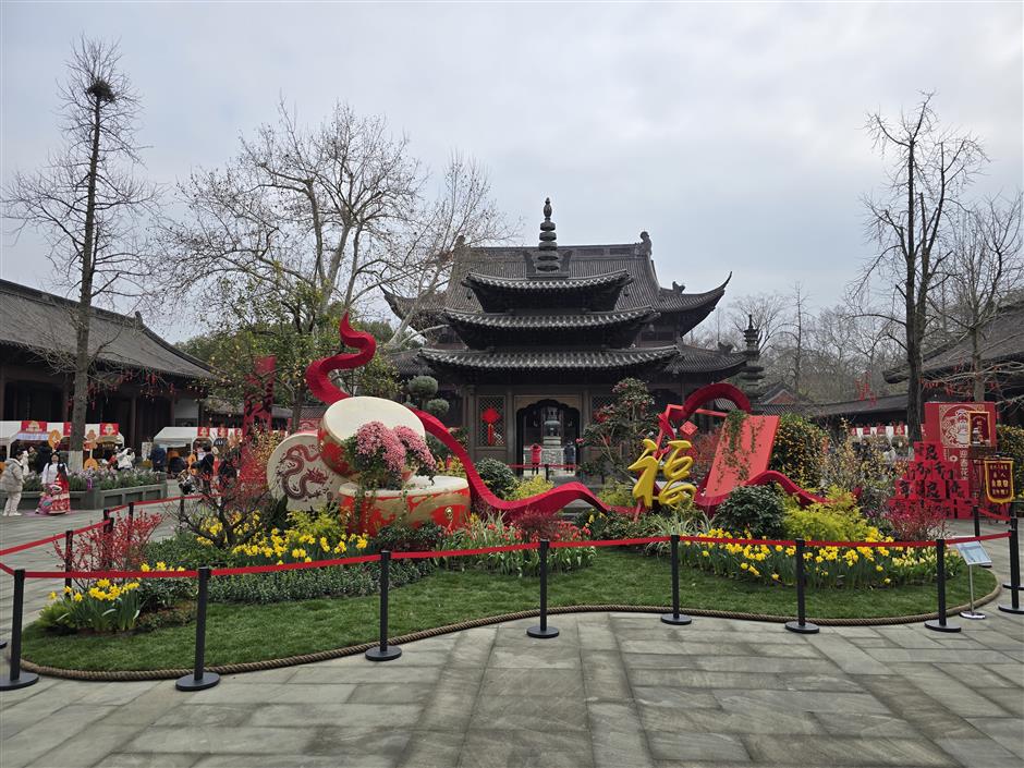 hangzhou offers performance, floral delights for spring festival holiday