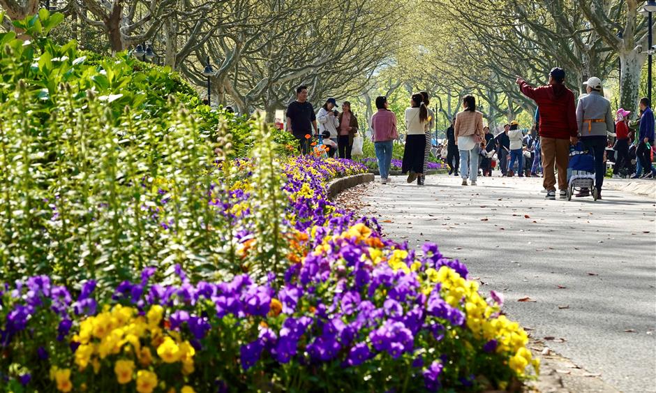 flower parks, exhibitions and performances delight visitors