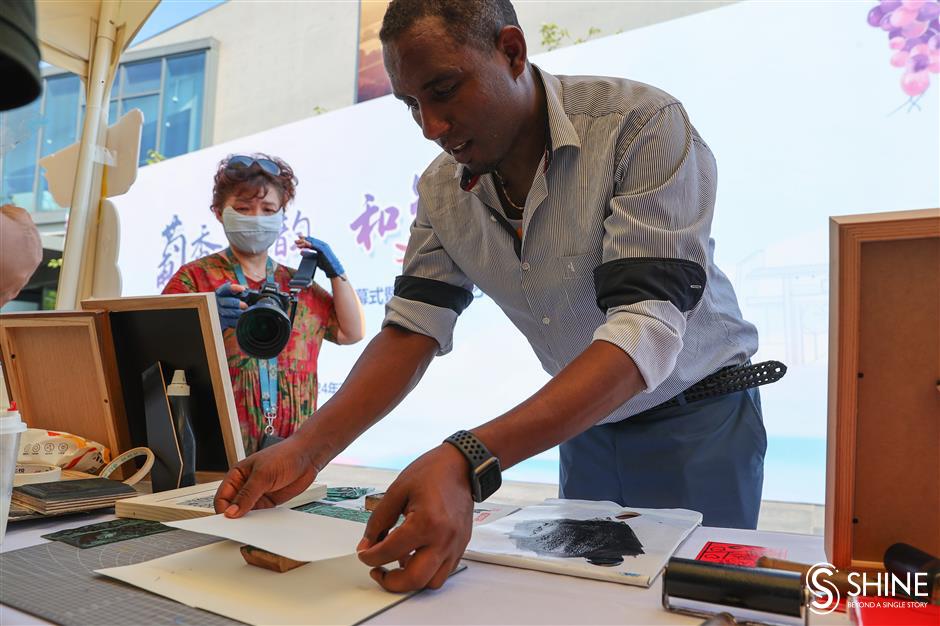 expatriates try their hands at picking grapes