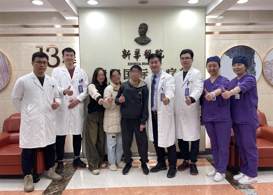 xinhua hospital surgeons straighten 14-year-old's spine