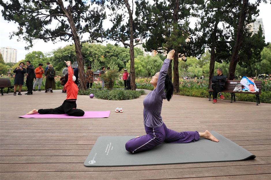 the night owls are out in shanghai parks as city green spaces open 24/7