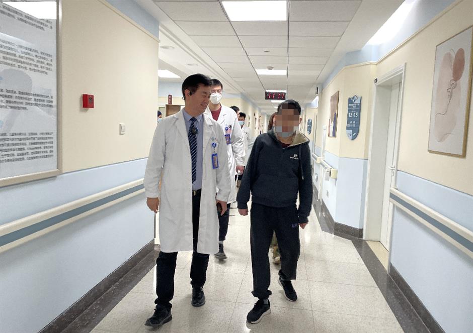 xinhua hospital surgeons straighten 14-year-old's spine