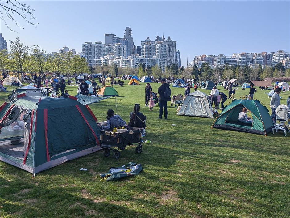 the night owls are out in shanghai parks as city green spaces open 24/7