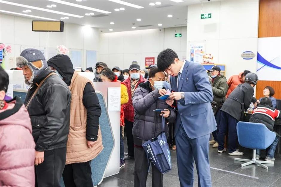 queues for cash withdrawals ahead of spring festival holiday