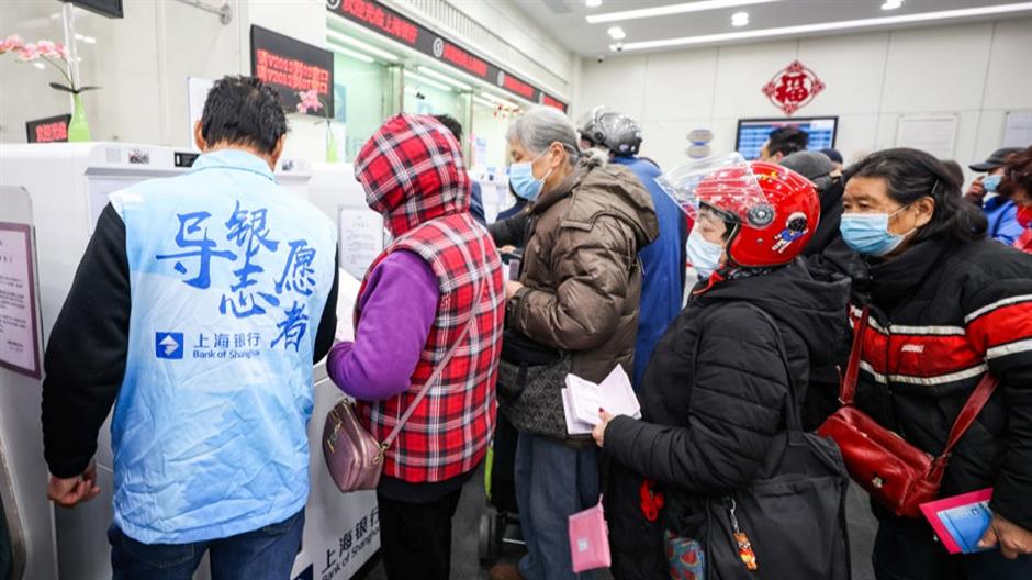 queues for cash withdrawals ahead of spring festival holiday