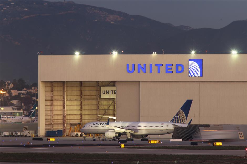 wheel falls from boeing plane in los angeles