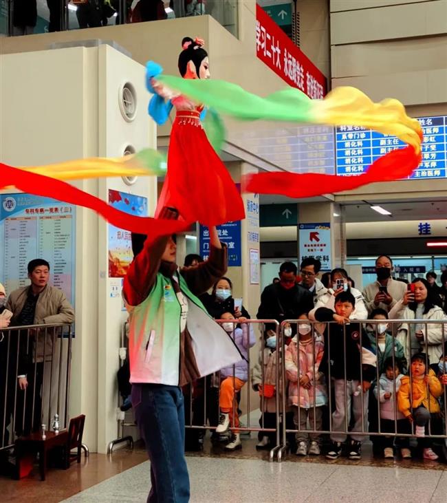 puppet performance delights children in hospital