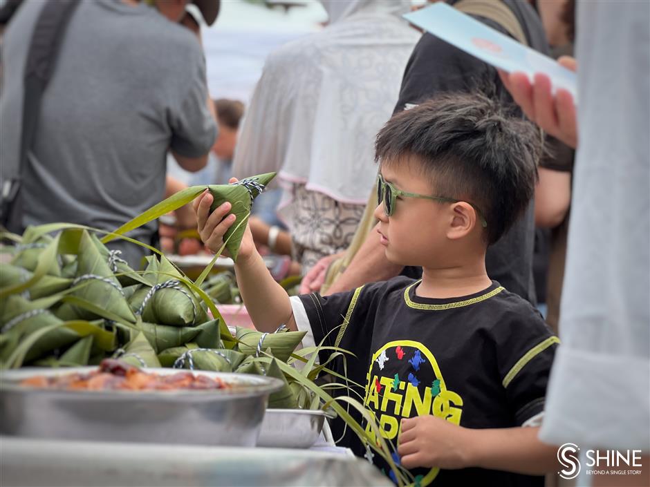 sanlin town celebrates festival in traditional manner