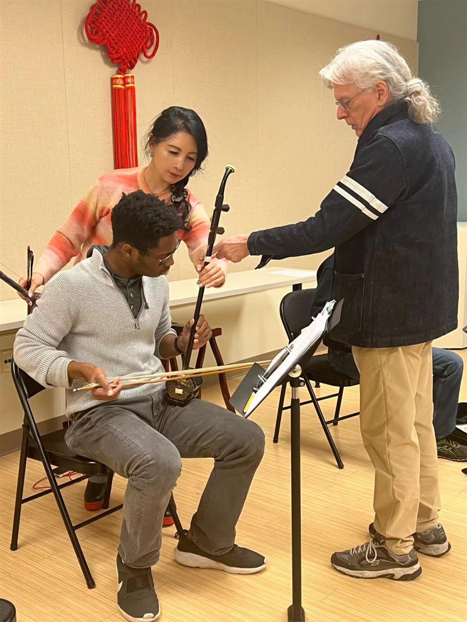 <i>erhu</i> virtuoso sees sharing chinese culture as much more than concerts