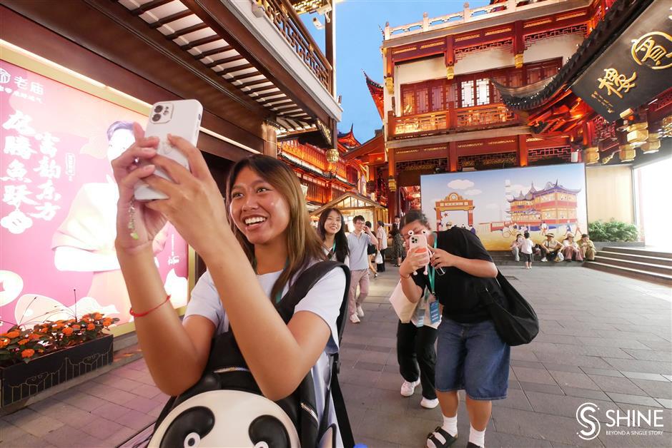 american visitors spend quality evening at yuyuan garden malls