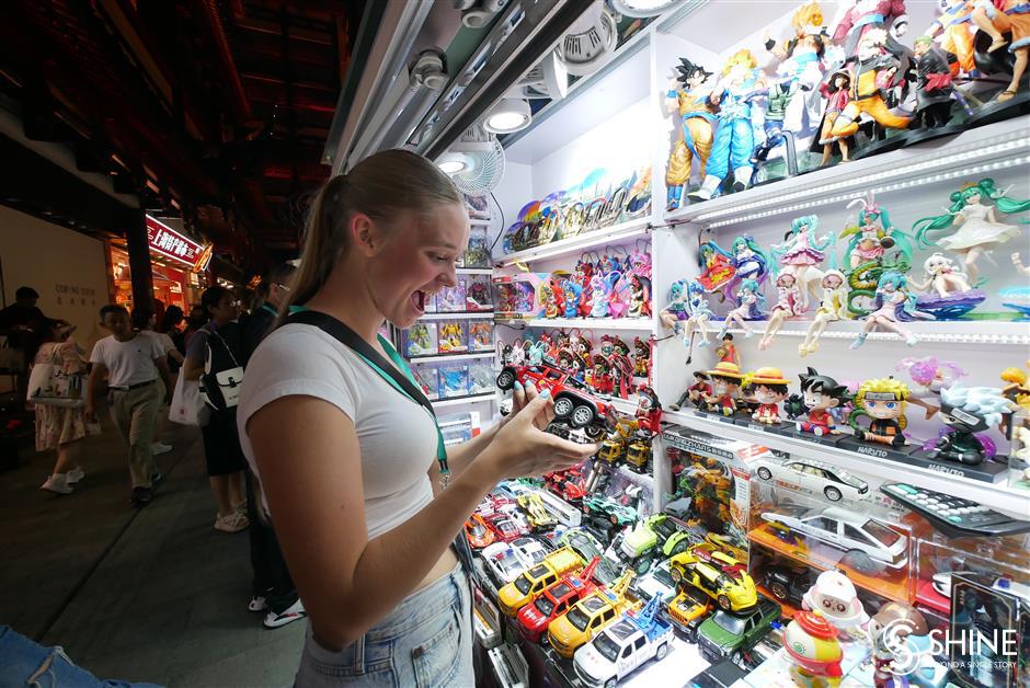 american visitors spend quality evening at yuyuan garden malls