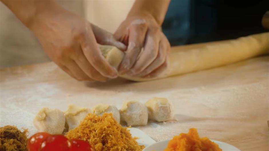 traditional restaurants update mooncake fillings for young palates