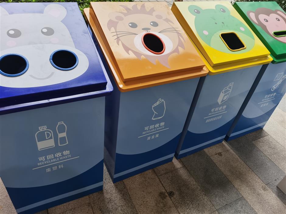 trash-sorting robots inspire residents, promote garbage classification