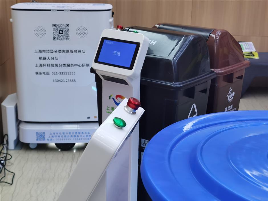 trash-sorting robots inspire residents, promote garbage classification