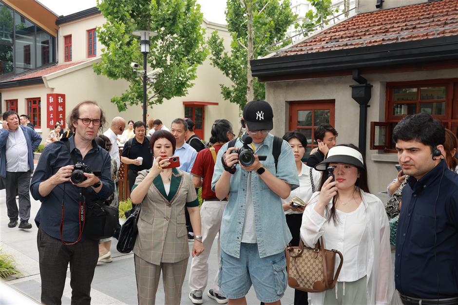 foreign reporters explore yangpu's innovation and renewal