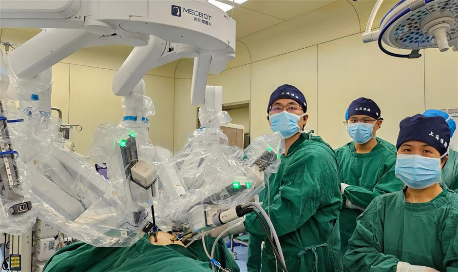 surgeon operates on patient 5,000km away