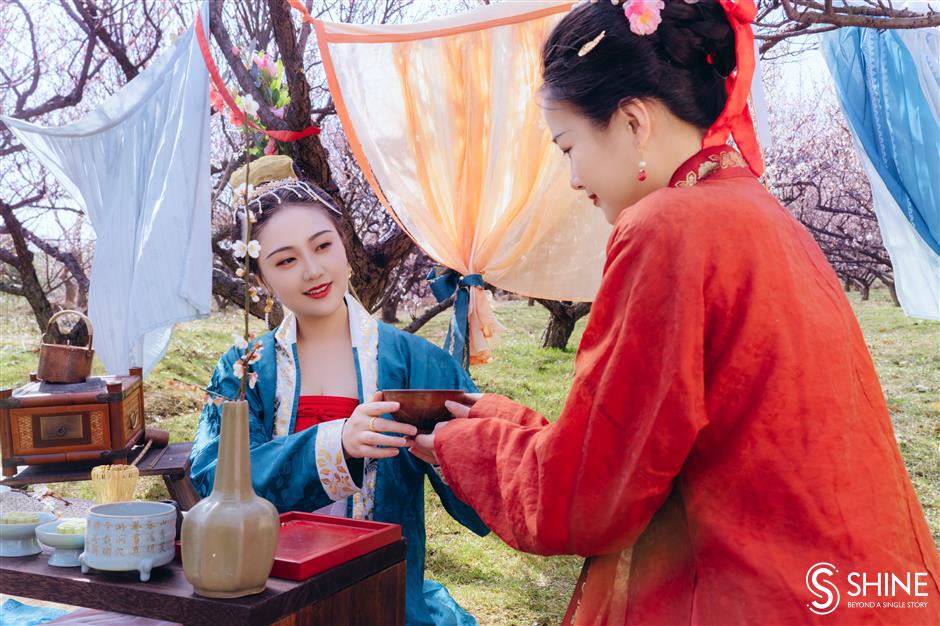 outdoor tea parties of chinese people who lived a thousand years ago