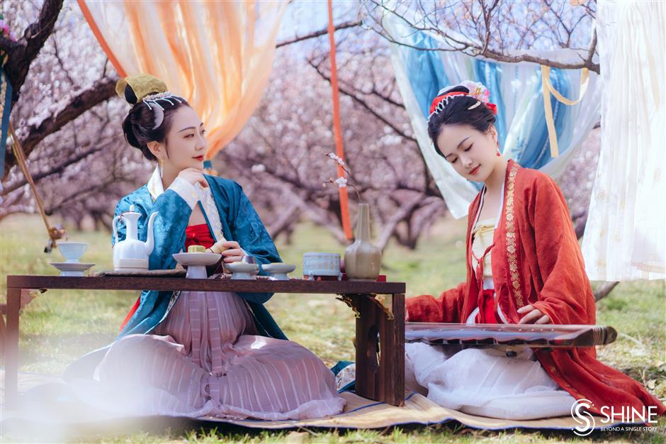 outdoor tea parties of chinese people who lived a thousand years ago