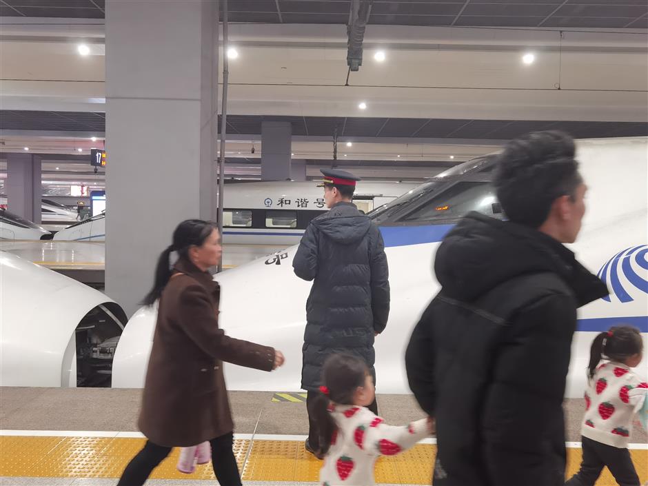 shanghai rail stations ready for returning travel rush