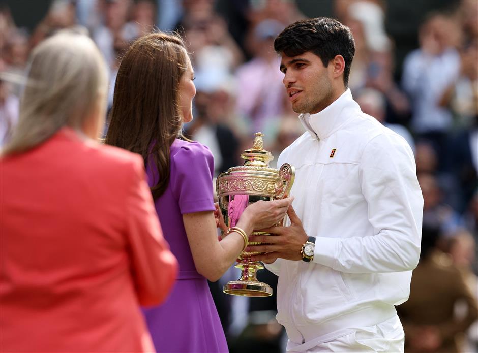 alcaraz defends wimbledon title after beating djokovic