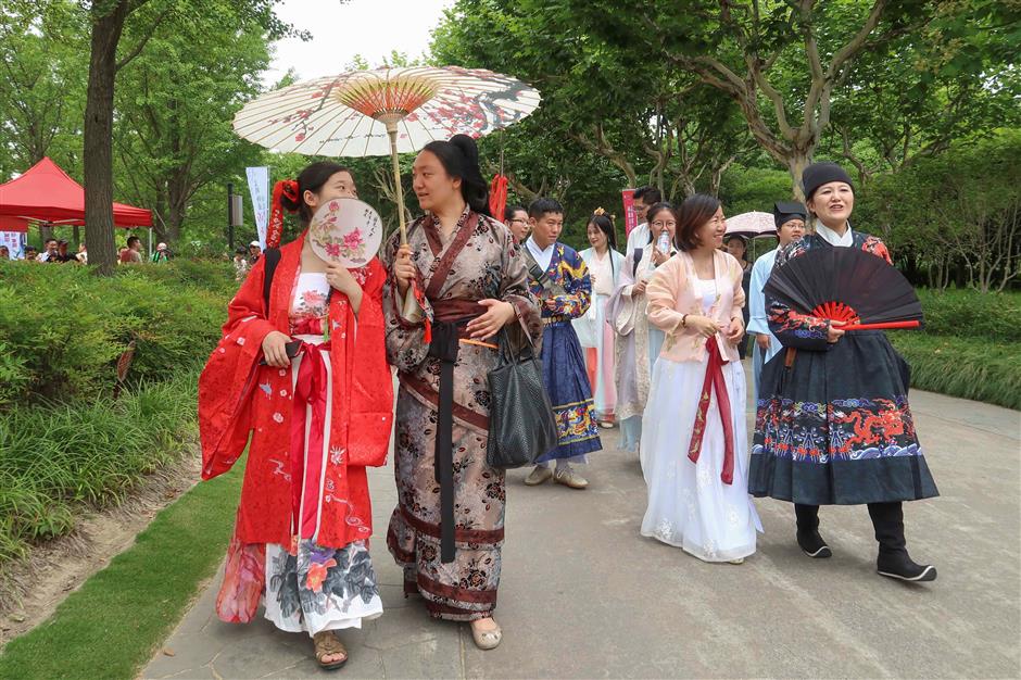 locals enjoy folk activities marking dragon boat festival