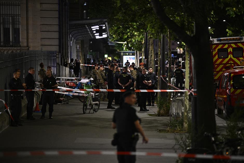 soldier wounded in knife assault in paris