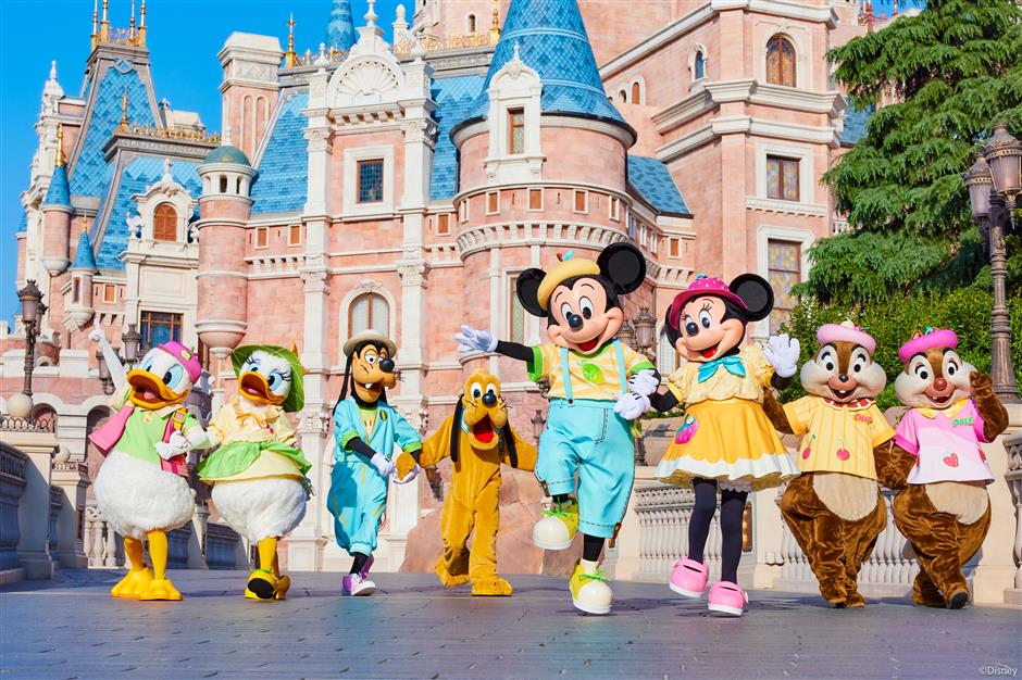 shanghai disneyland celebrates summer with waves of fun and music