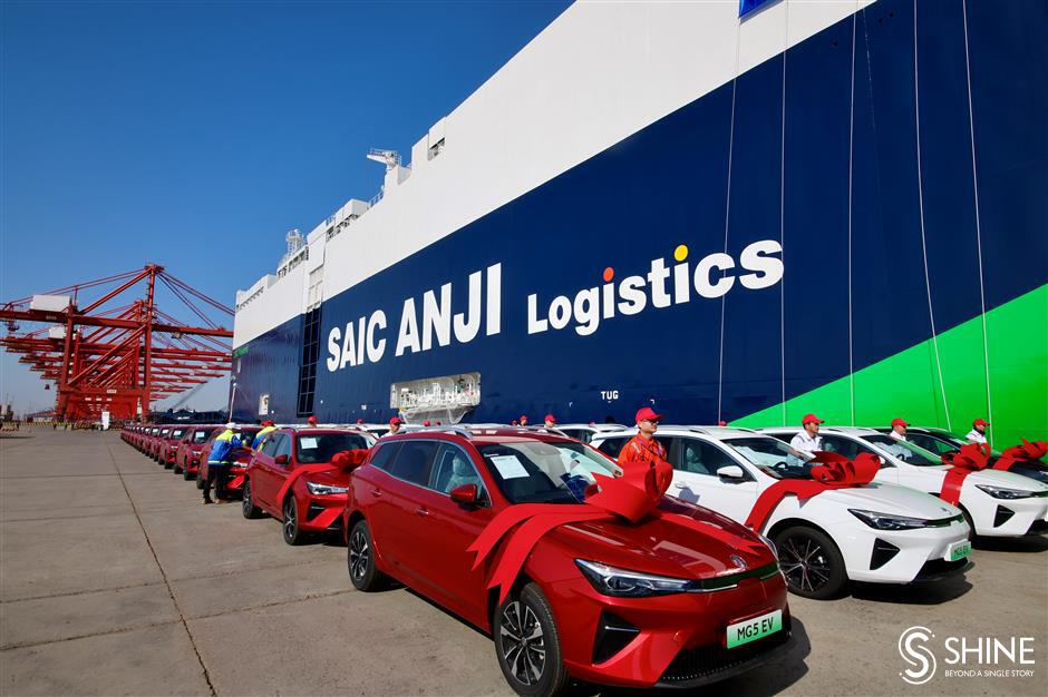 chinese-built green ro-ro car carrier 'saic anji sincerity' sets sail