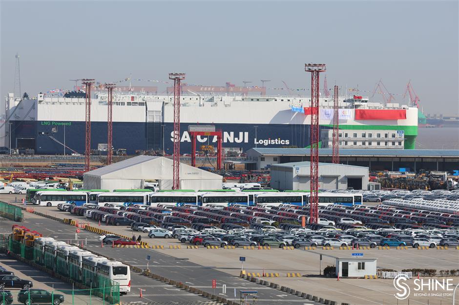 chinese-built green ro-ro car carrier 'saic anji sincerity' sets sail