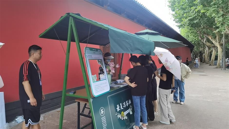 students brew new life into seniors' tea stalls