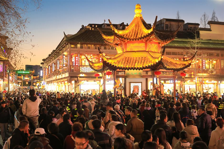 china's domestic tourism market surges during spring festival holiday