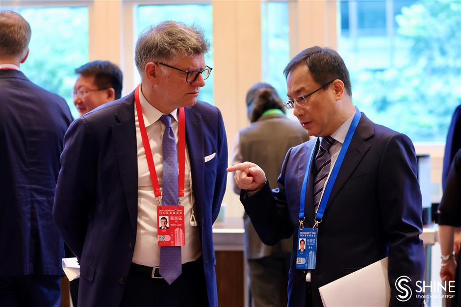 experts share insights as financial forum opens in shanghai