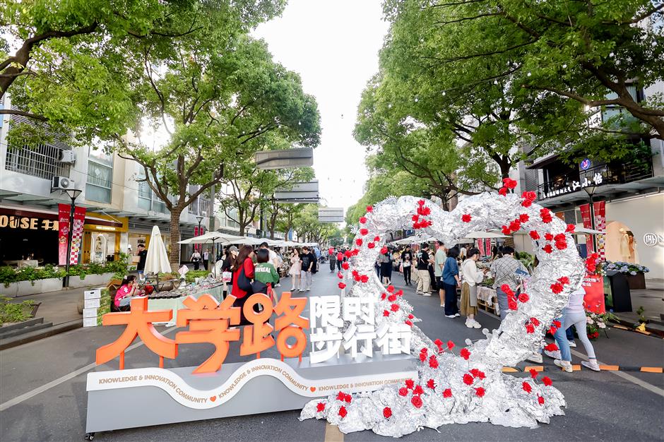 take a weekend stroll down car-free daxue rd