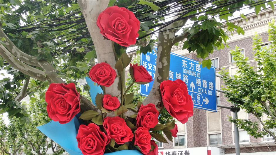 romance in lujiazui as young people celebrate 'i love you' day