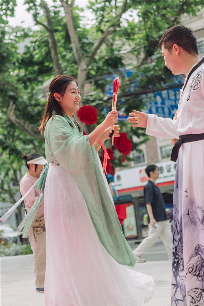 romance in lujiazui as young people celebrate 'i love you' day