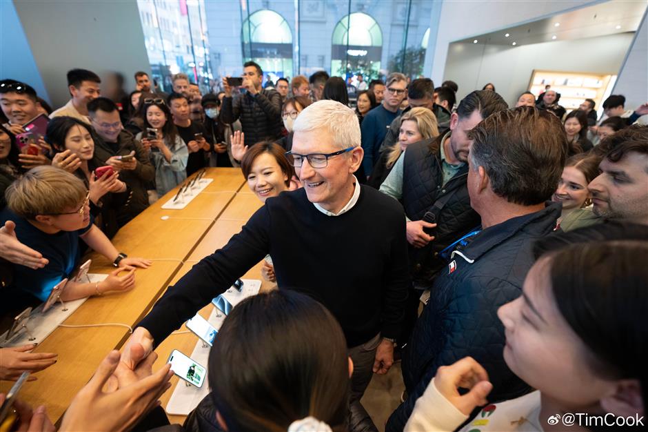 apple ceo in china ahead of shanghai store opening