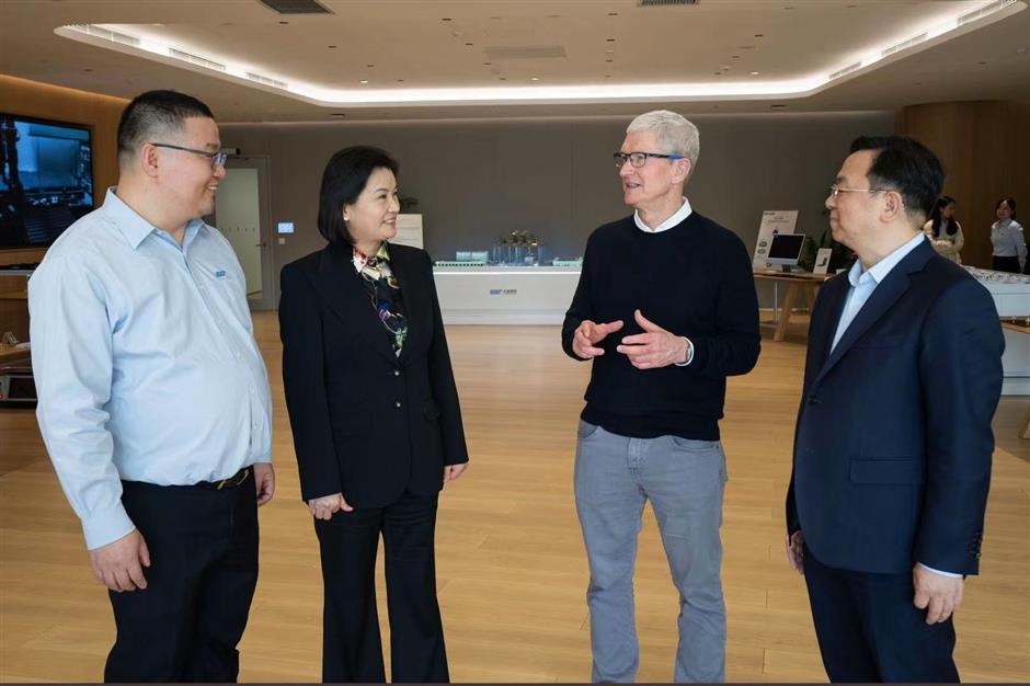 tim cook opens asia's biggest apple store