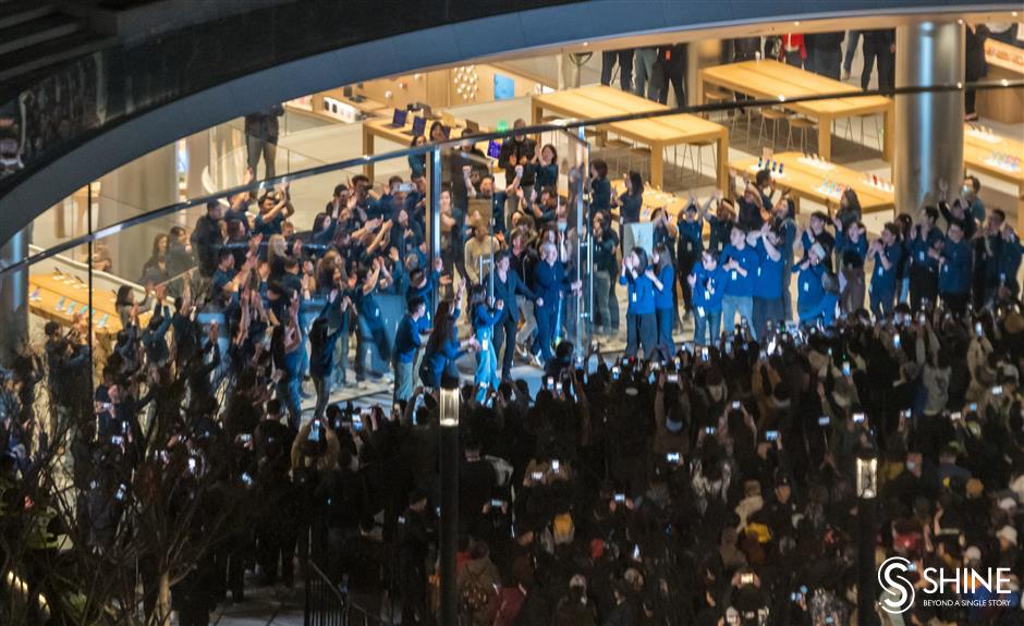 tim cook opens asia's biggest apple store