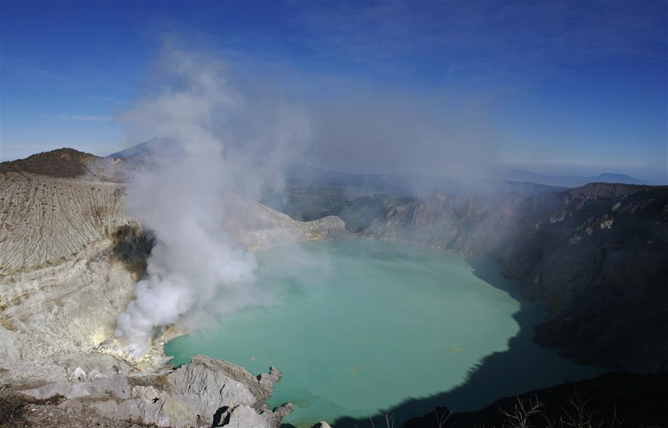 chinese tourist dies in tragic fall at indonesia's ijen crater