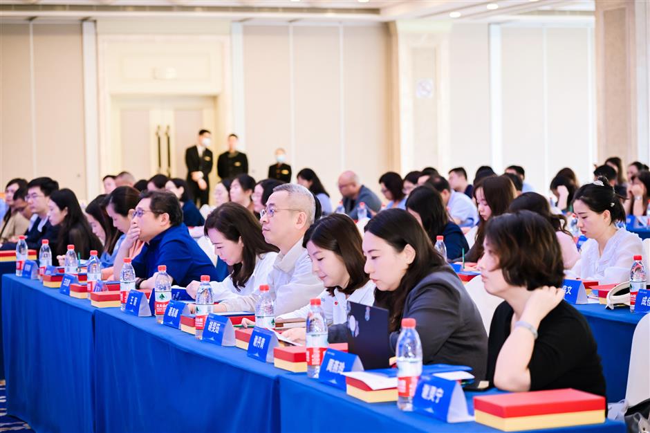 reporters invited to be supervisors of shanghai's business environment