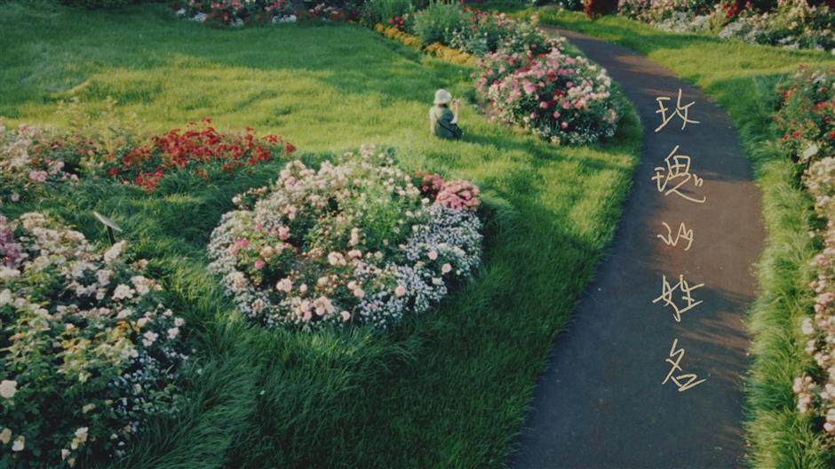 salon at pearl art museum discusses flowers and life