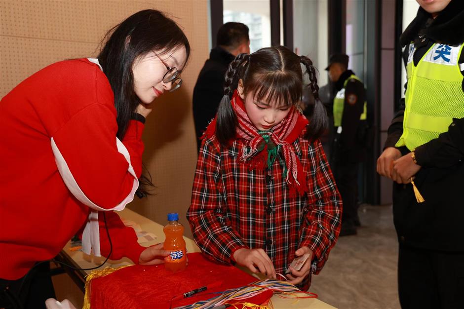 relocated residents in jinze enjoy cultural event in lead-up to chinese new year