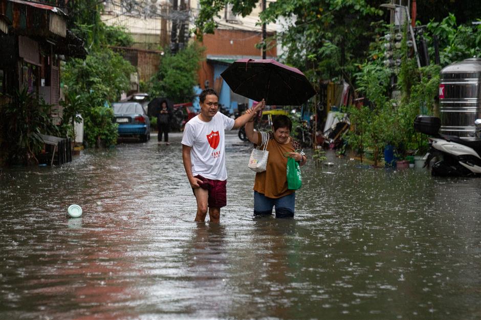 typhoon buffets philippines, killing at least 8