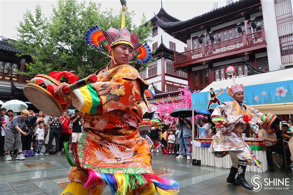 yuyuan garden plays host to beautiful bayi