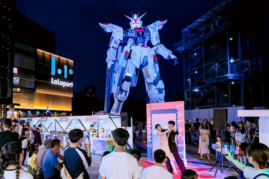 shopping mall shows off giant gundam statue